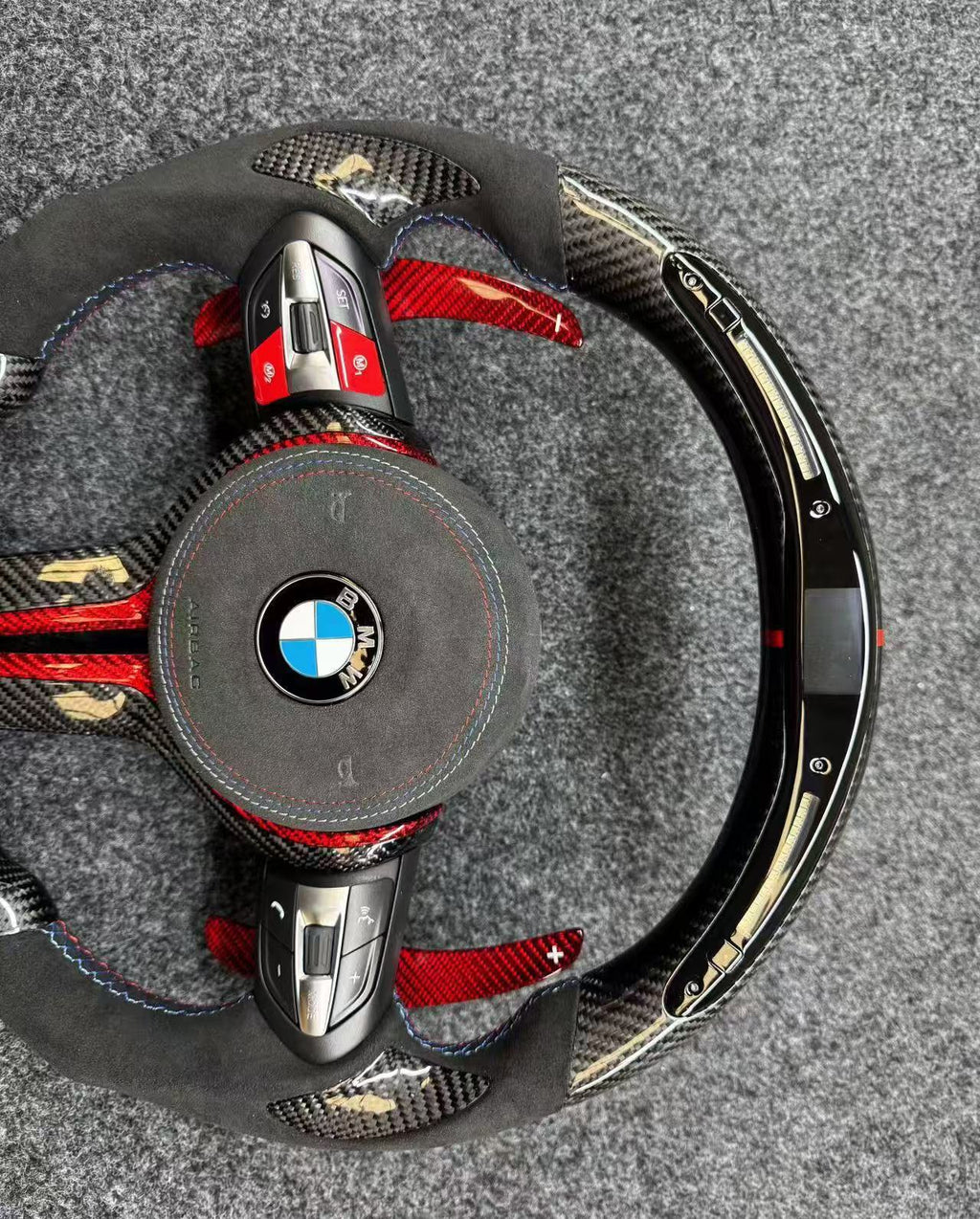 Volante Carbono con Pantalla LED, Alcántara y Detalles Rojos BMW M F-Series