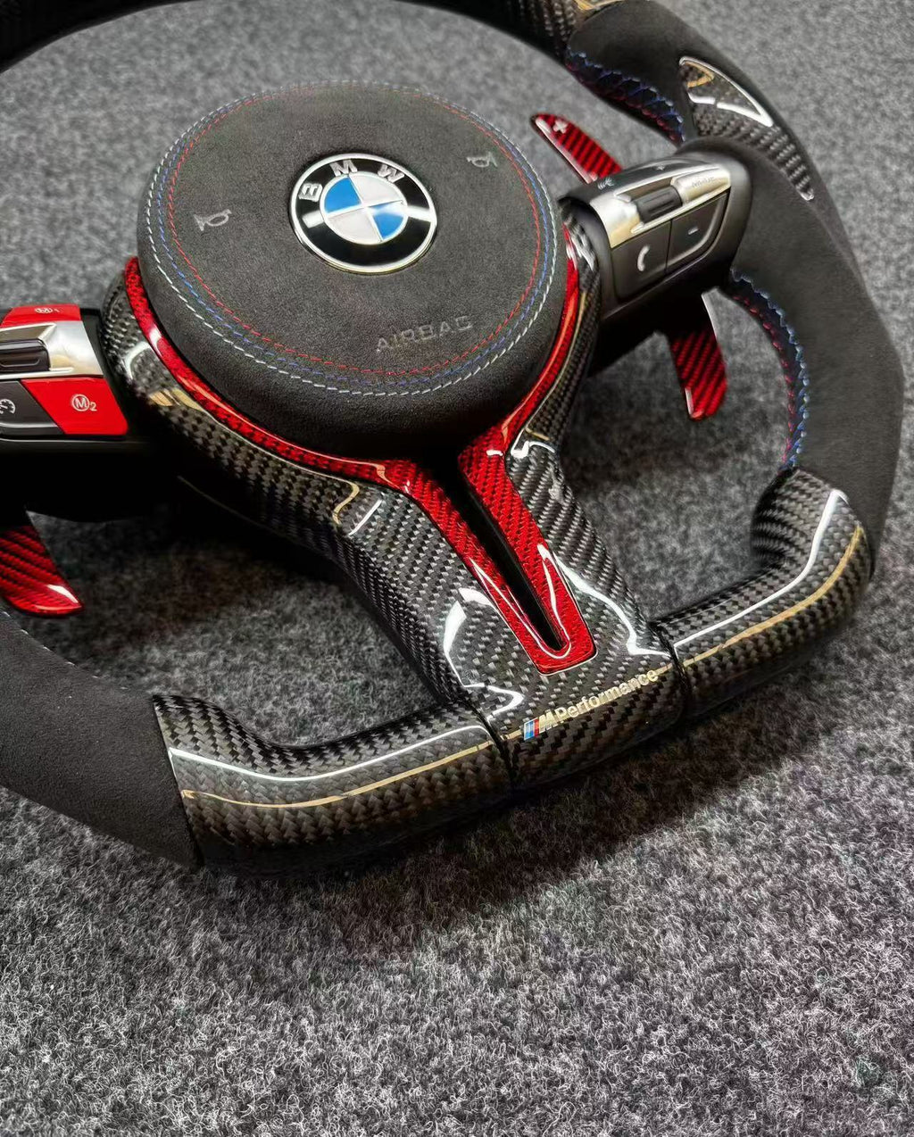 Volante Carbono con Pantalla LED, Alcántara y Detalles Rojos BMW M F-Series