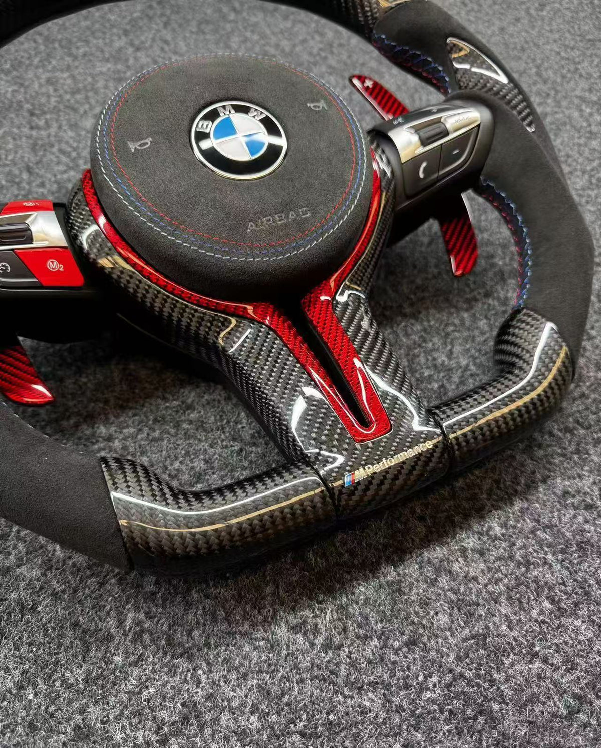 Volante Carbono con Pantalla LED, Alcántara y Detalles Rojos BMW M F-Series