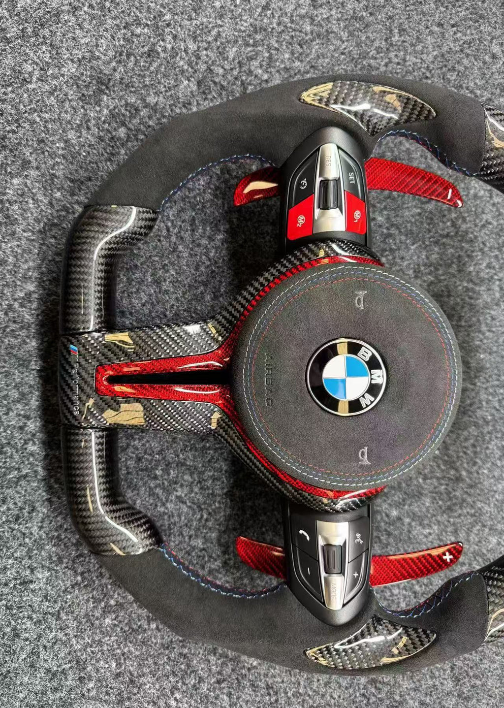 Volante Carbono con Pantalla LED, Alcántara y Detalles Rojos BMW M F-Series