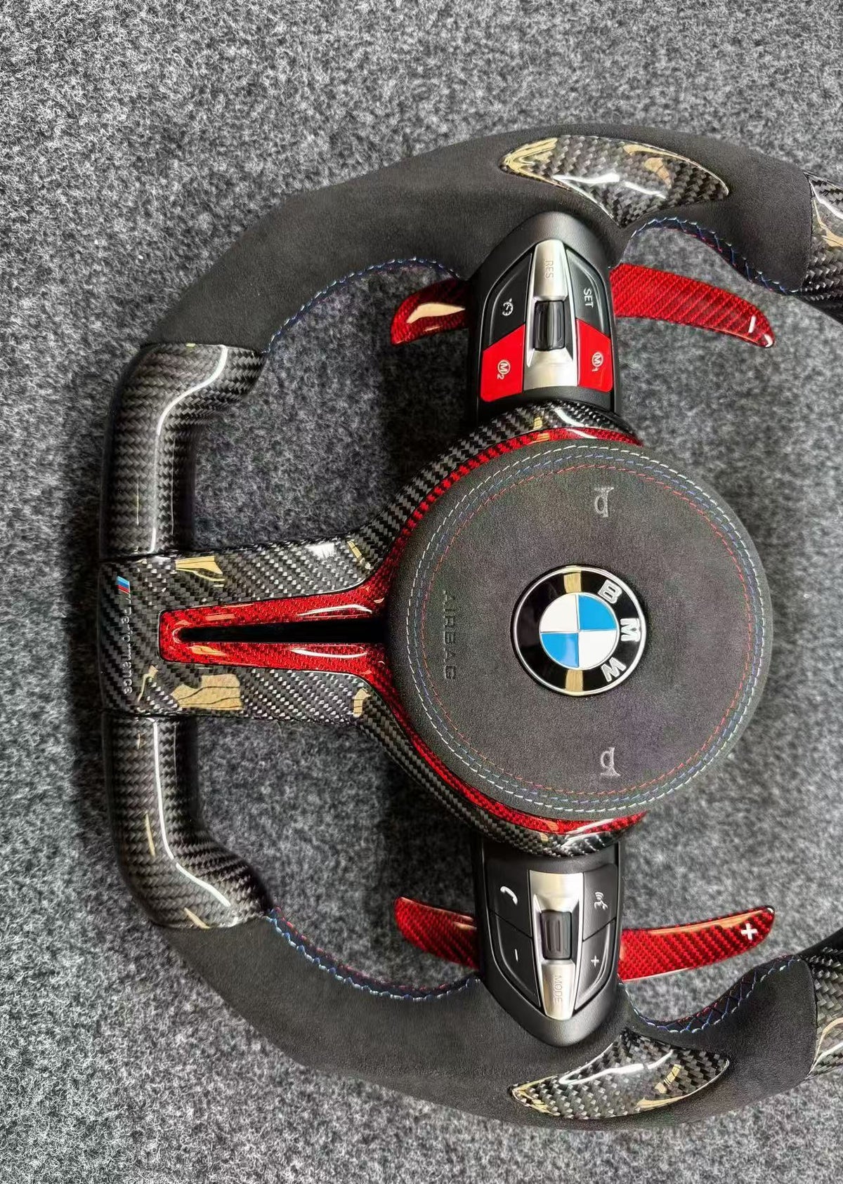 Volante Carbono con Pantalla LED, Alcántara y Detalles Rojos BMW M F-Series