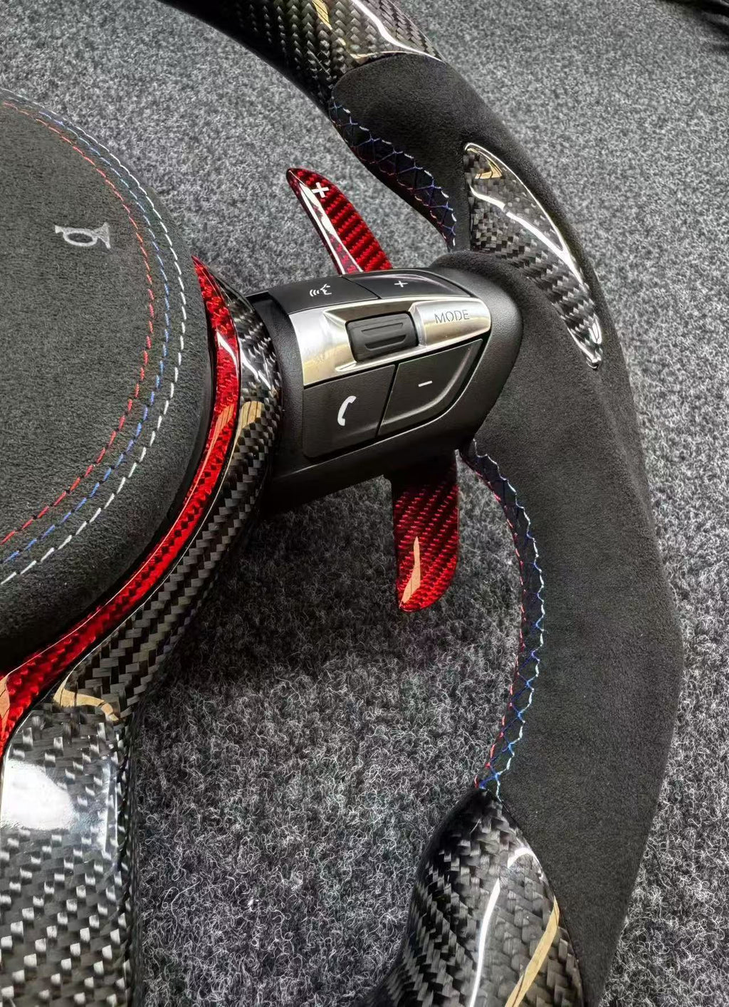 Volante Carbono con Pantalla LED, Alcántara y Detalles Rojos BMW M F-Series