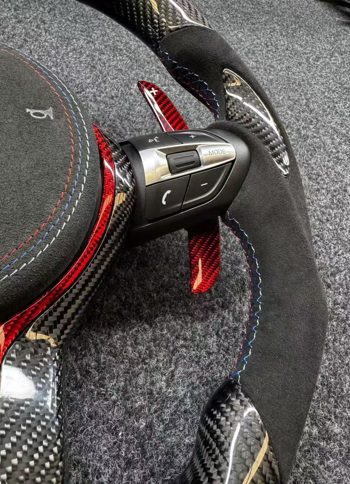 Volante Carbono con Pantalla LED, Alcántara y Detalles Rojos BMW M F-Series