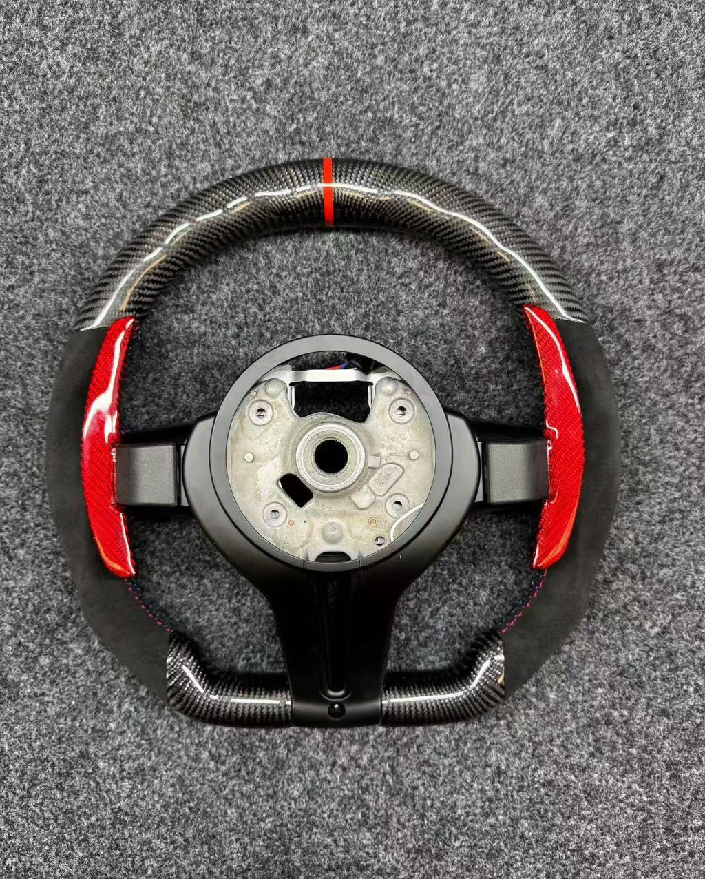 Volante Carbono con Pantalla LED, Alcántara y Detalles Rojos BMW M F-Series
