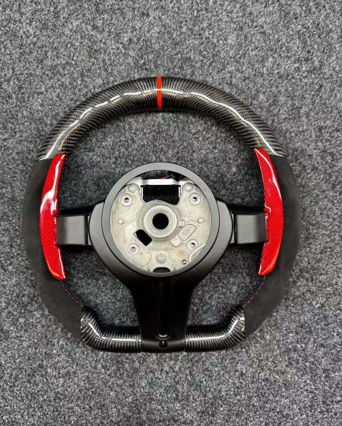 Volante Carbono con Pantalla LED, Alcántara y Detalles Rojos BMW M F-Series