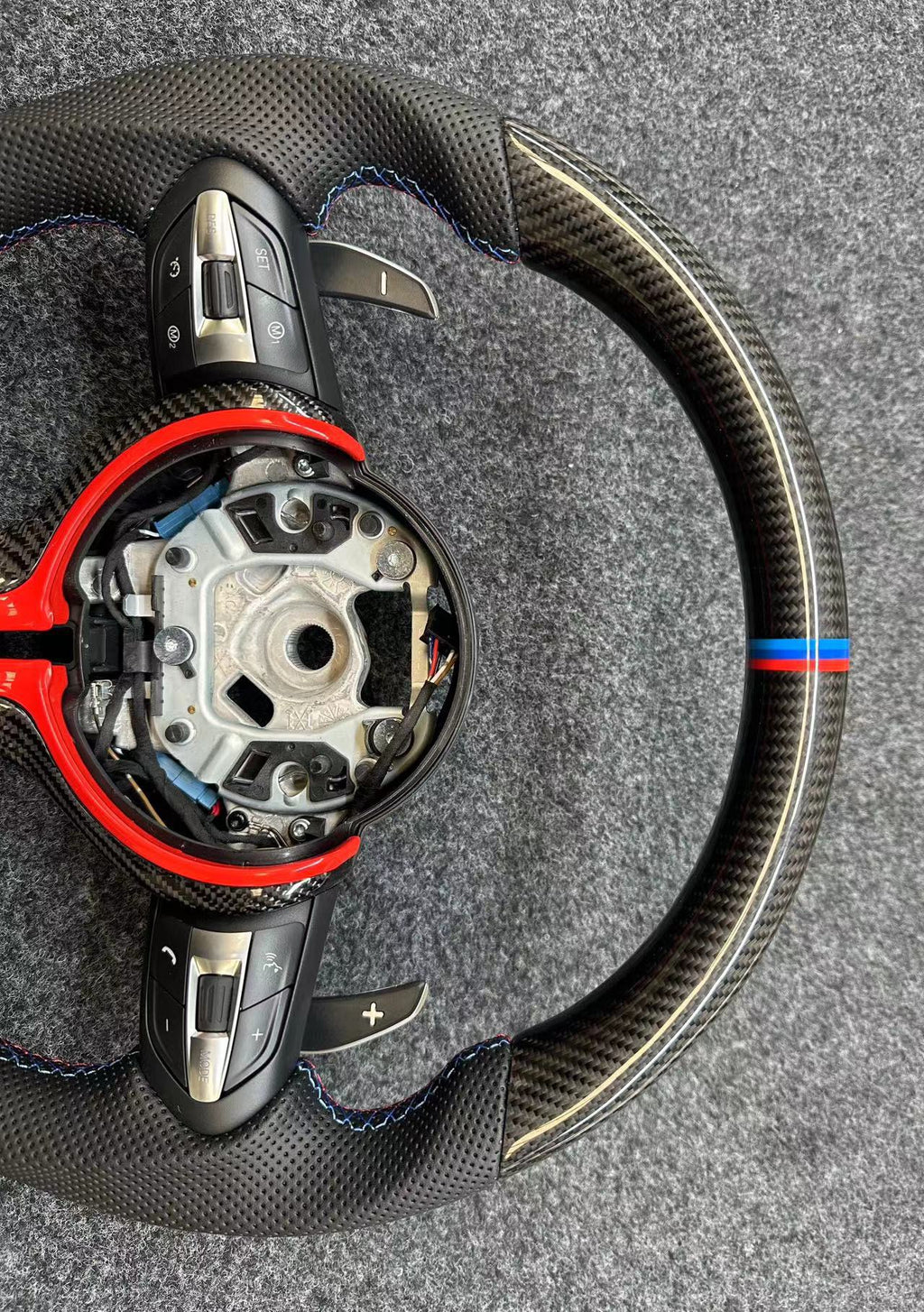 Volante Carbono y Cuero BMW M F-Series Detalles Rojo Gloss