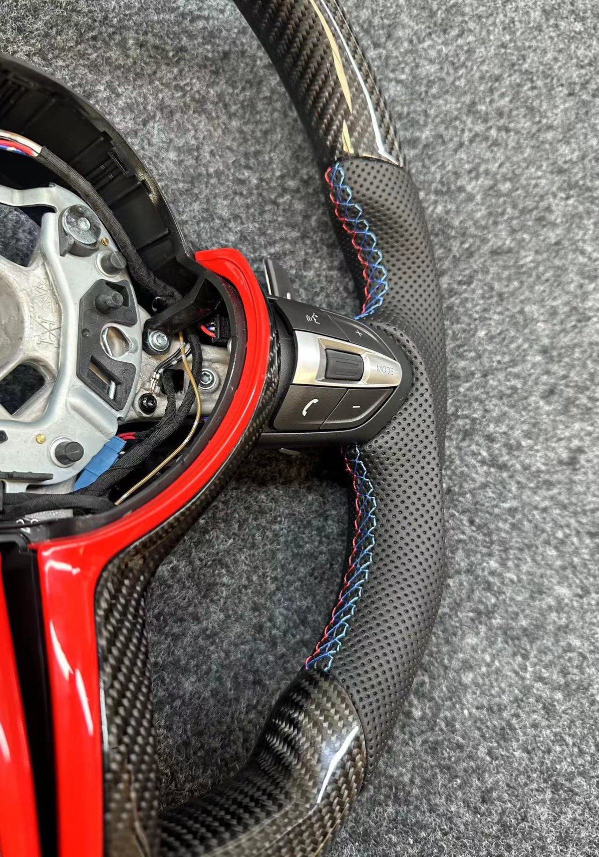 Volante Carbono y Cuero BMW M F-Series Detalles Rojo Gloss