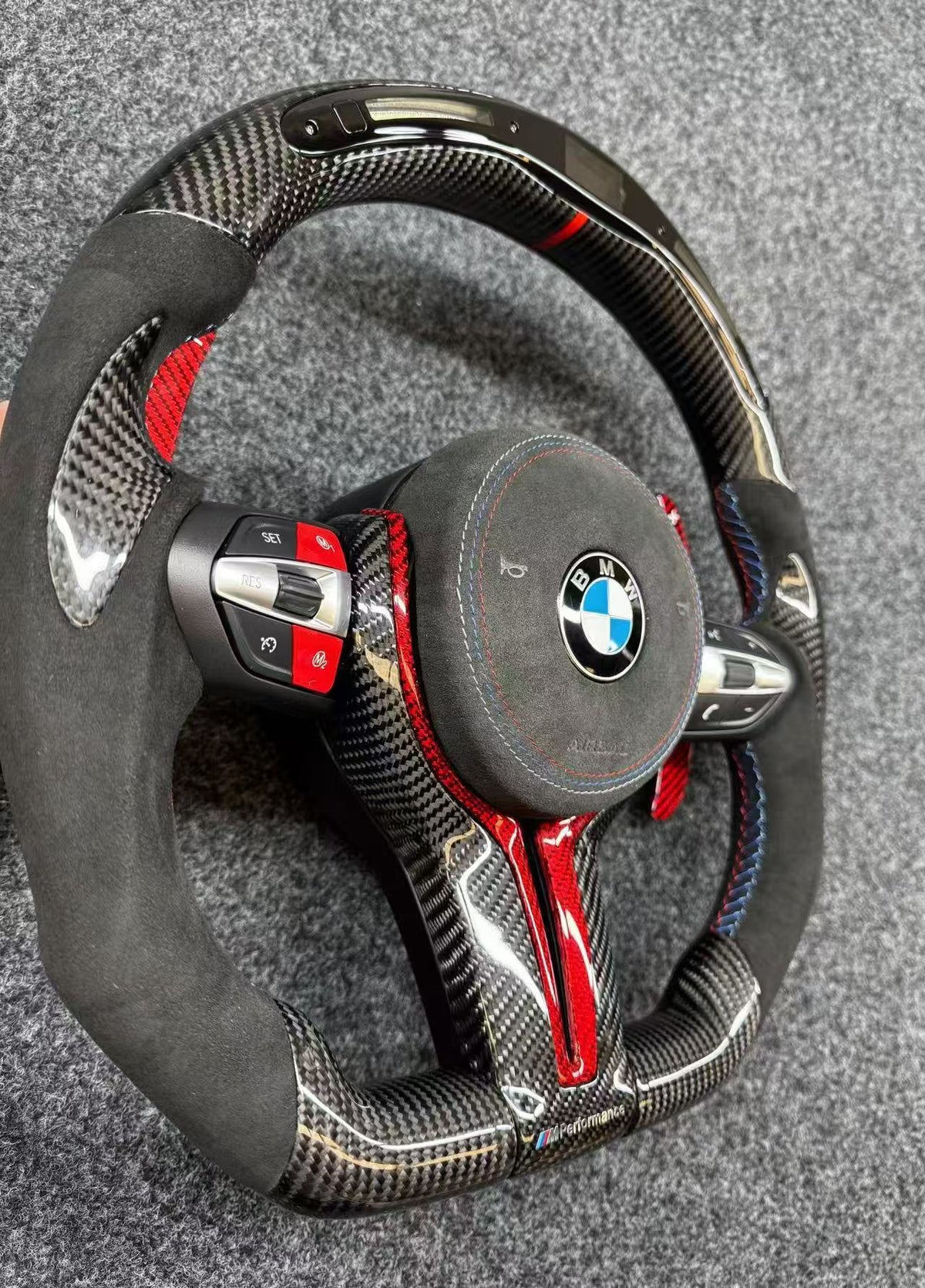 Volante Carbono con Pantalla LED, Alcántara y Detalles Rojos BMW M F-Series